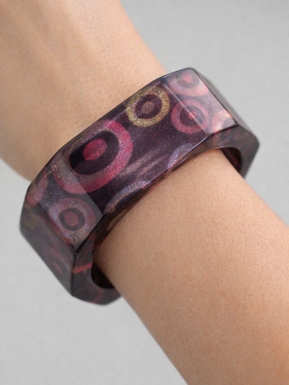 Vintage Hex Shaped Plum Lucite Confetti Bangle With Gold And Pink Embedded Disks